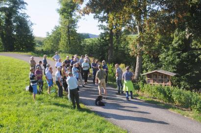 Exkursionsgruppe beim Wildbienenhotel Foto: Thomas Mosimann