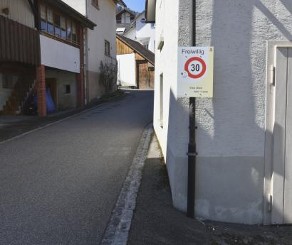 Eine der vielen "Freiwillig 30-Tafeln"