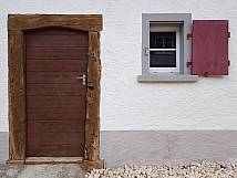 Schöne alte Stalltüre in der Dorfstrasse