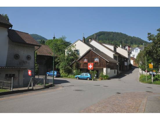 Blick auf den Dorfplatz von der Dorfstrasse aus