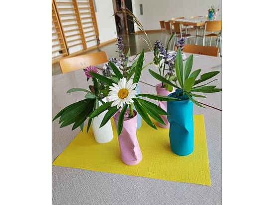 Tischdekoration an einem Mittagstisch