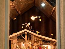 Krippe im Stallfenster - Adventsfenster 2020