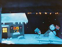 Blick durchs kleine Kellerfenster - Adventsfenster 1996