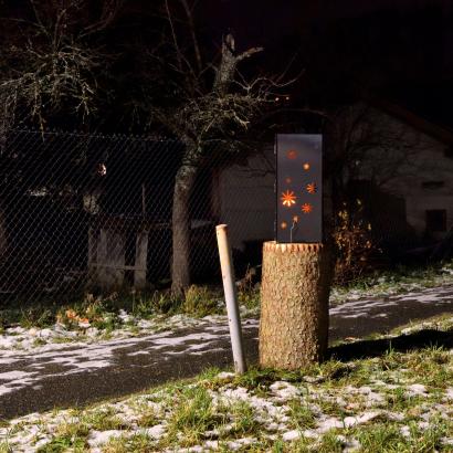 Weihnachtslaterne beim Gartenweg