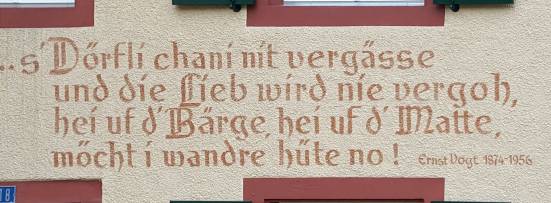 1. Stophe des Liedes s&#039;Dörfli chani nid vergässe von Ernst Vogt an einer Hausfassade